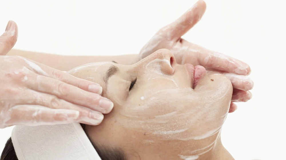 Wedding Preparation: Wajah Kencang & Glowing Tanpa Suntik dengan V Lift Glow Facial